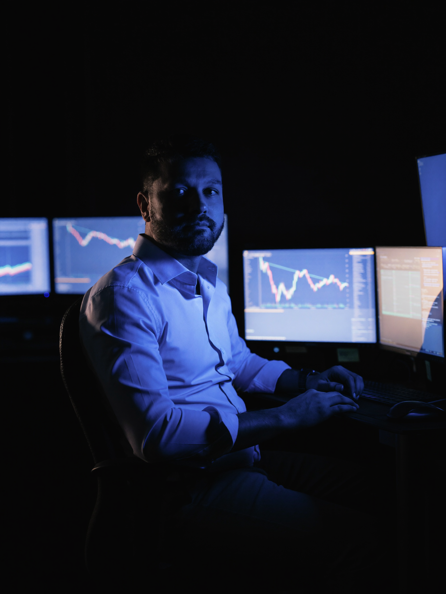 Trader brasileiro em mesa de operações à noite